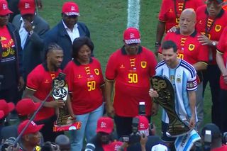 Fast exagerat și proteste la sosirea lui Messi în Angola » Președintele țării a pătruns pe gazon la startul meciului: ce cadou i-a oferit lui Lionel