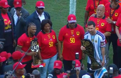 Fast exagerat și proteste la sosirea lui Messi în Angola » Președintele țării a pătruns pe gazon la startul meciului: ce cadou i-a oferit lui Lionel