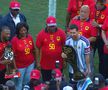 Lionel Messi a primit înaintea startului meciului cu naționala Luandei un trofeu dedicat celei de-a 50-a aniversări a independenței statului african / Foto: Tyc Sports