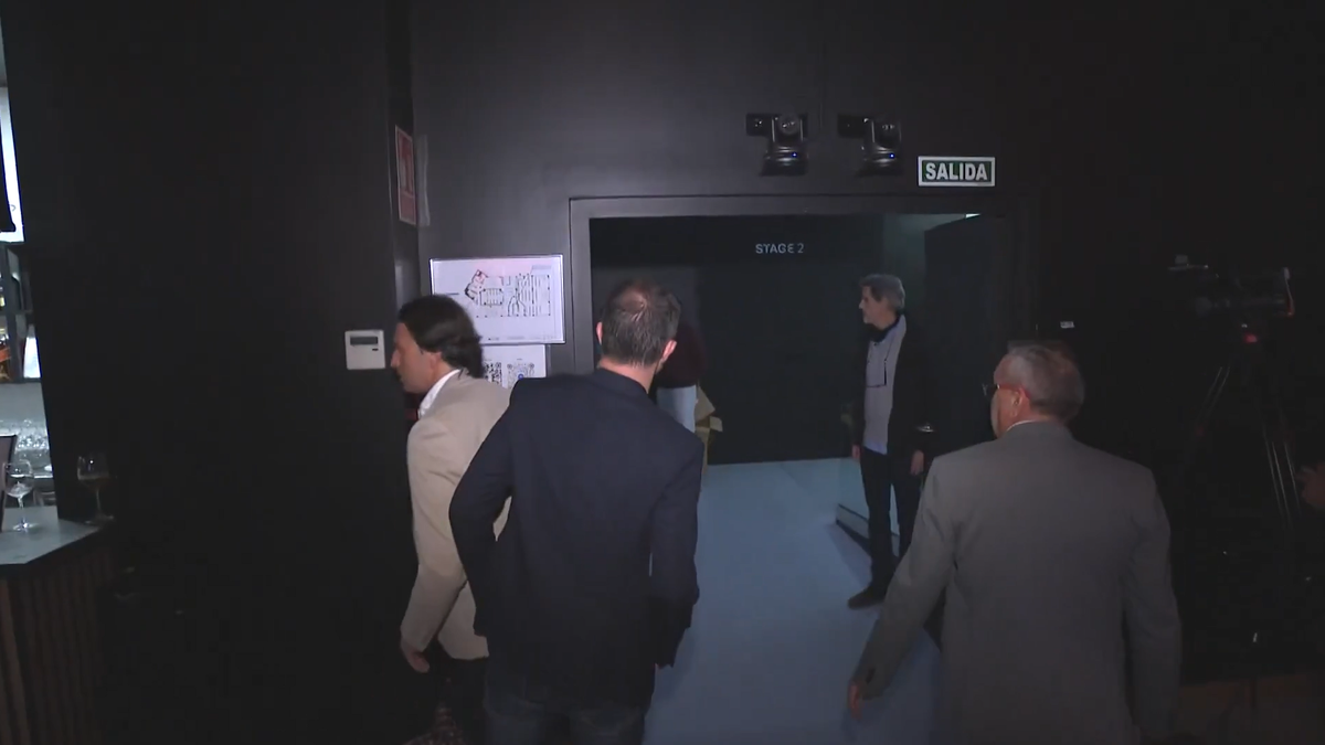 Imagini halucinante! Luis Rubiales, atacat cu ouă de propriul unchi la lansarea cărții