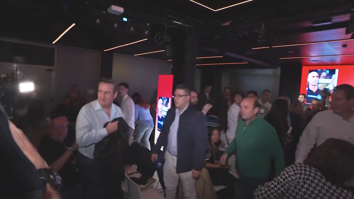 Imagini halucinante! Luis Rubiales, atacat cu ouă de propriul unchi la lansarea cărții