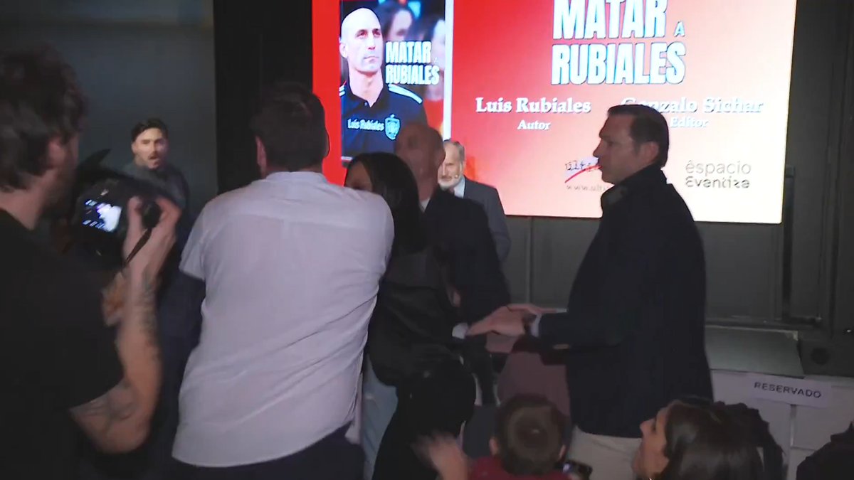 Imagini halucinante! Luis Rubiales, atacat cu ouă de propriul unchi la lansarea cărții