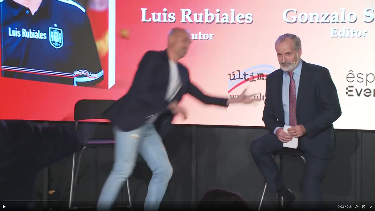 Imagini halucinante! Luis Rubiales, atacat cu ouă de propriul unchi la lansarea cărții