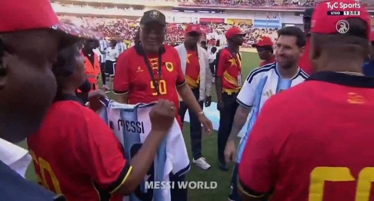 Fast exagerat și proteste la sosirea lui Messi în Angola » Președintele țării a pătruns pe gazon la startul meciului: ce cadou i-a oferit lui Lionel