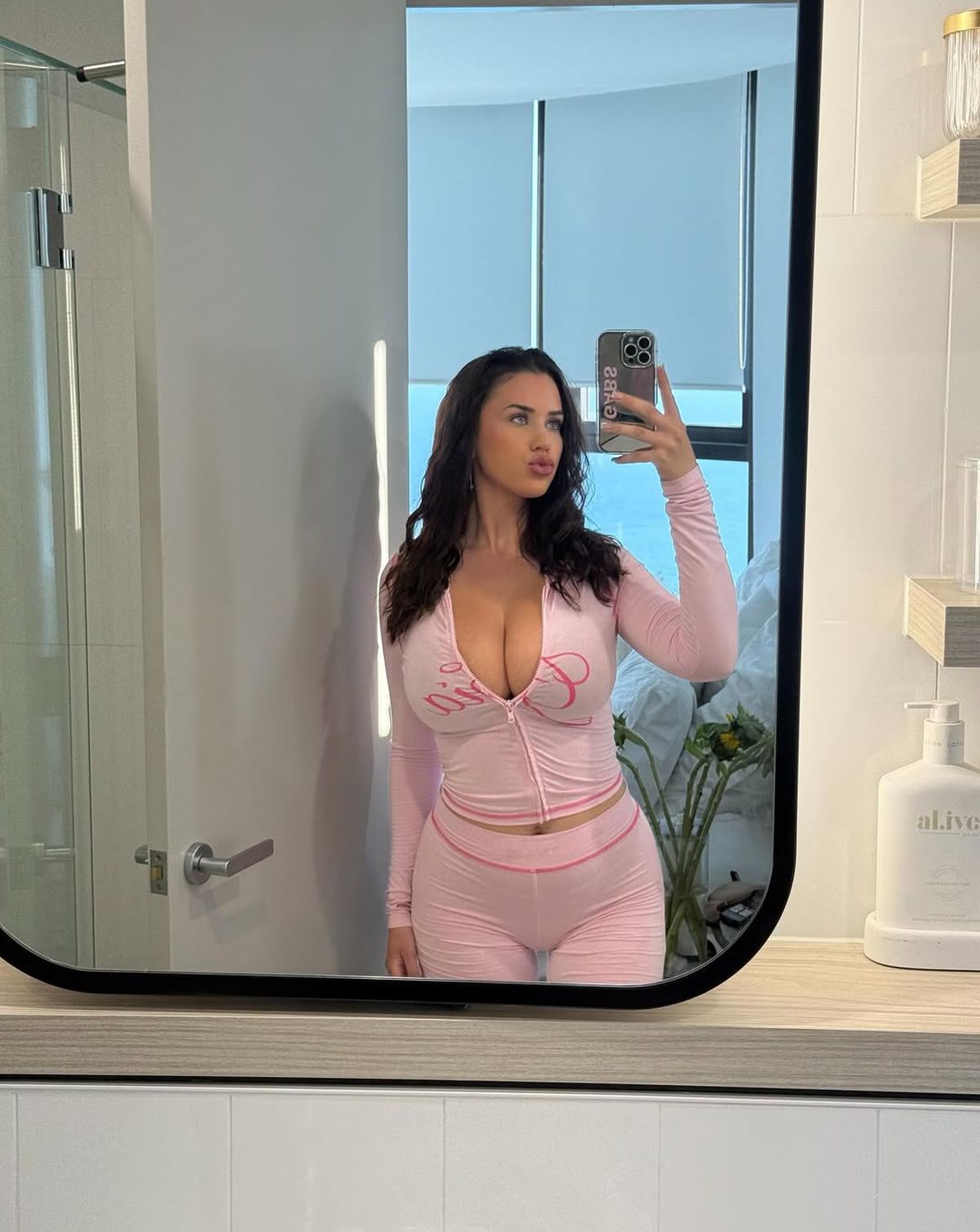 Controversata ispită de la Insula Iubirii l-a cucerit pe fotbalistul retras la 22 de ani: „Dacă vreau un tip, întotdeauna îl obțin!”