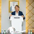 Roberto Mancini prezintă tricoul lui Al-Sadd având pe spatele numele noului antrenor al echipei din Qatar / Foto: Imago
