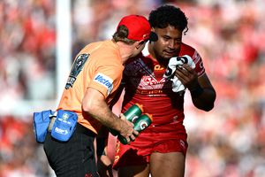 Convulsii și o operație pe creier » Cariera lui Eli Katoa stă sub semnul incertudinii, după o comoție cerebrală