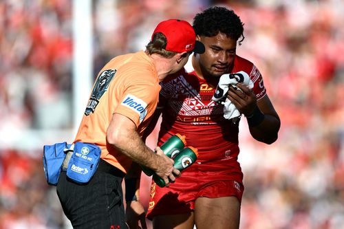 Eliesa Katoa (dreapta), surprins chiar după ce a încasat lovitura care a dus la comoția cerebrală, la începutul lunii noiembrie 2025 / Foto: Guliver / Getty Images