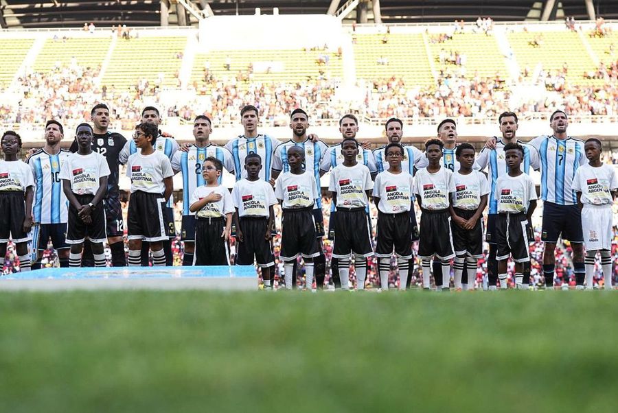 Fast exagerat și proteste la sosirea lui Messi în Angola » Președintele țării a pătruns pe gazon la startul meciului: ce cadou i-a oferit lui Lionel