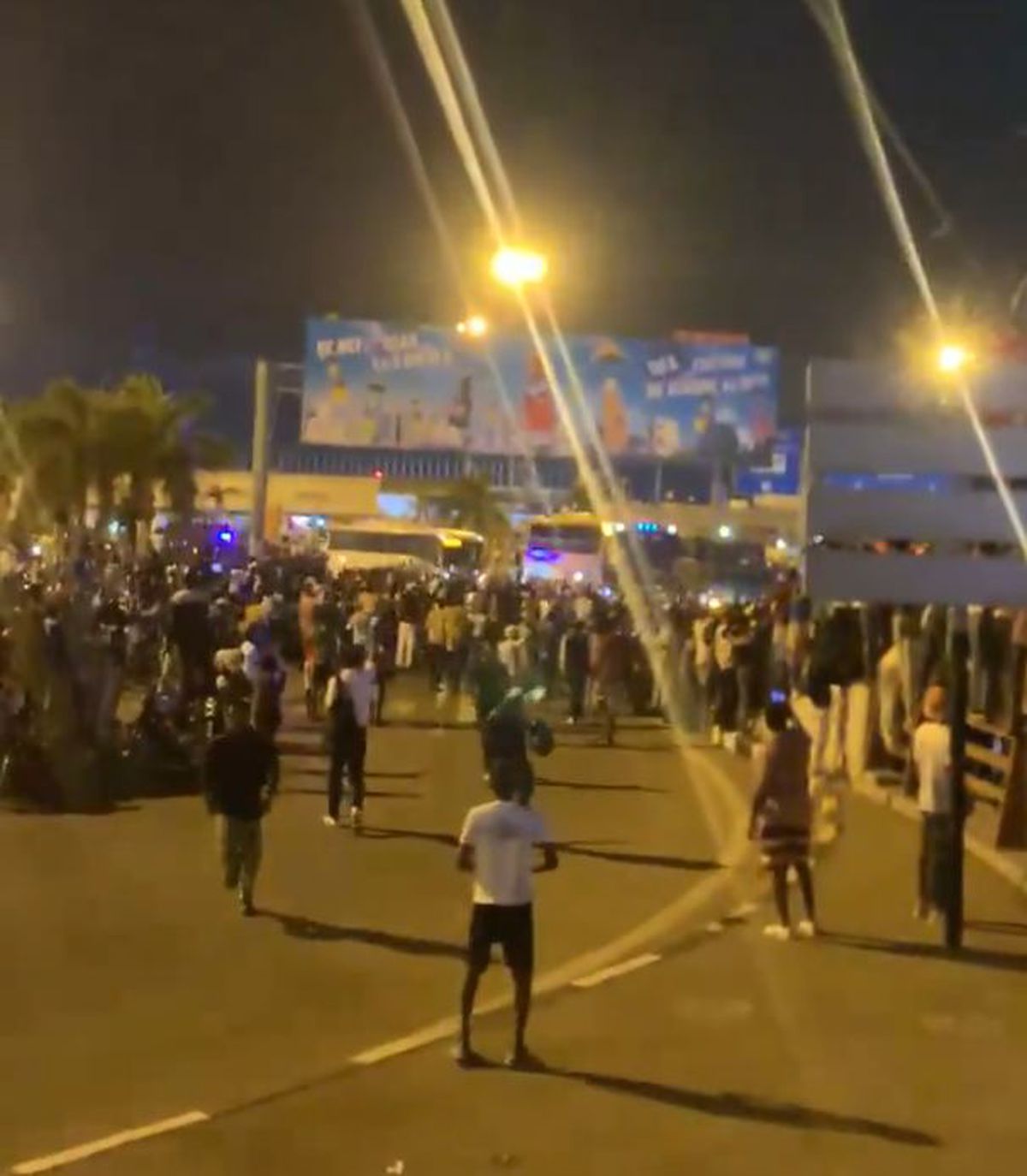 Fast exagerat și proteste la sosirea lui Messi în Angola » Președintele țării a pătruns pe gazon la startul meciului: ce cadou i-a oferit lui Lionel