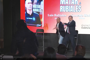 Imagini halucinante! Luis Rubiales, atacat cu ouă la lansarea cărții