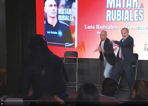 Imagini halucinante! Luis Rubiales, atacat cu ouă de propriul unchi la lansarea cărții
