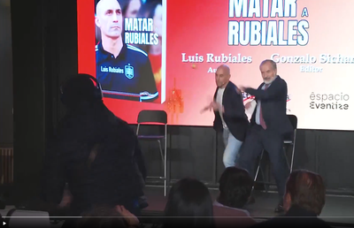 Imagini halucinante! Luis Rubiales, atacat cu ouă de propriul unchi la lansarea cărții