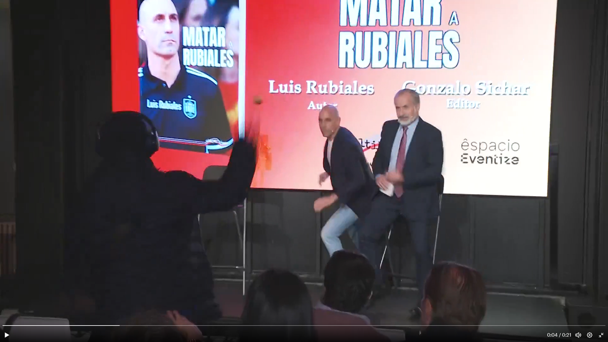 Imagini halucinante! Luis Rubiales, atacat cu ouă de propriul unchi la lansarea cărții