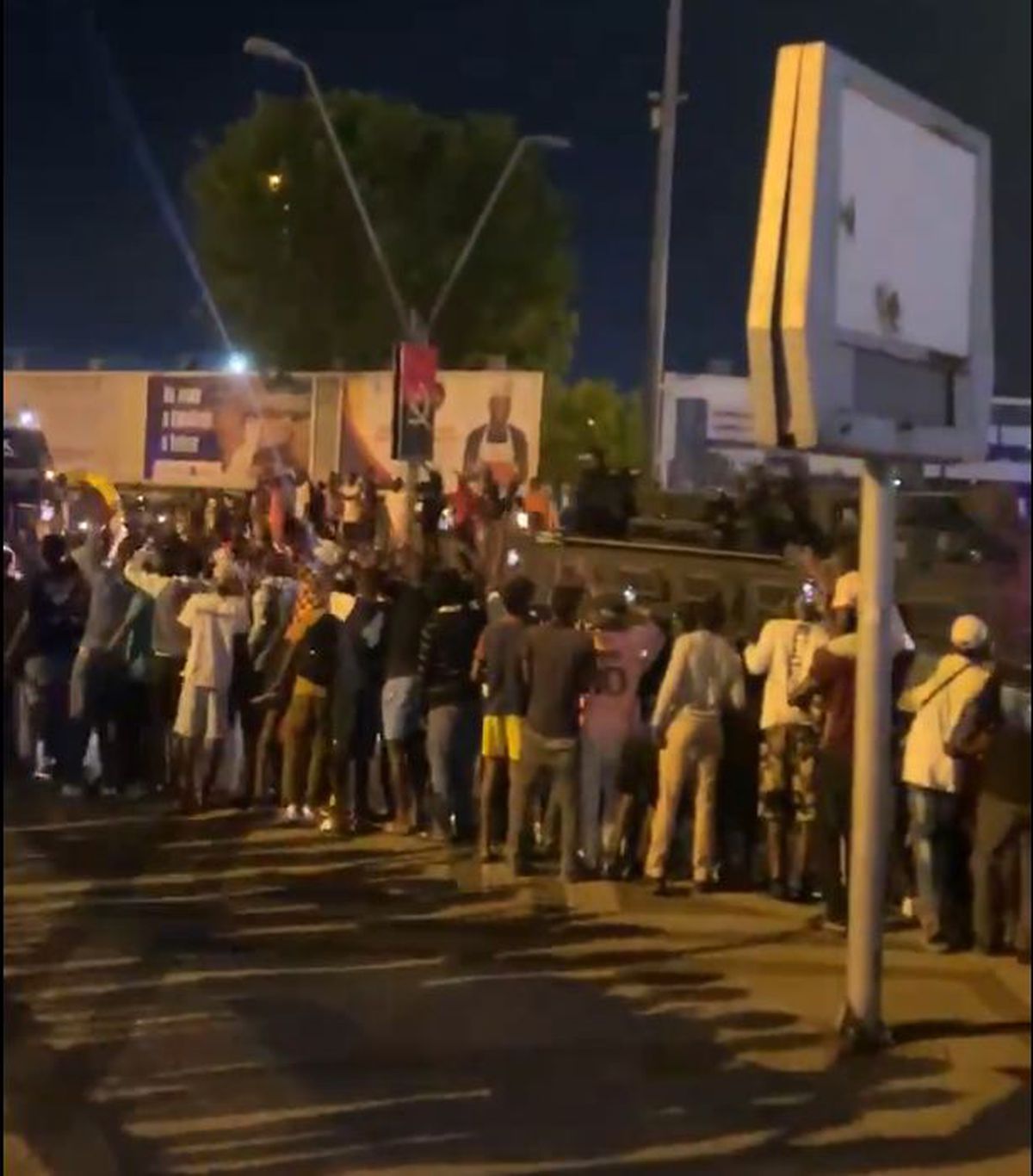 Fast exagerat și proteste la sosirea lui Messi în Angola » Președintele țării a pătruns pe gazon la startul meciului: ce cadou i-a oferit lui Lionel