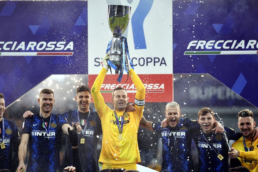 Dzeko și Ionuț Radu, sărbătorind alături de coechipieri un trofeu alături de Inter / FOTO: Imago