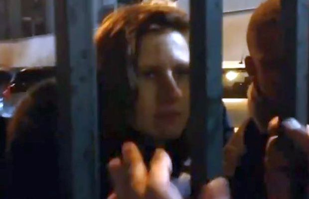 VIDEO Momente de spaimă pentru Roxana Mărăcineanu la un meci de fotbal » Ultrașii au insultat-o și au stropit-o cu apă!