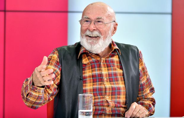 EXCLUSIV Poveste genială din cantonamentul Craiovei: „Antrenorul îi punea pe jucători să fugă pe mese, fără să atingă furculițele!”