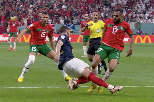 Franța - Maroc | Marocanii au cerut lovitură de pedeapsă în minutul 27, la 0-1, la o fază la care Sofiane Boufal a văzut cartonașul galben pentru fault în atac.