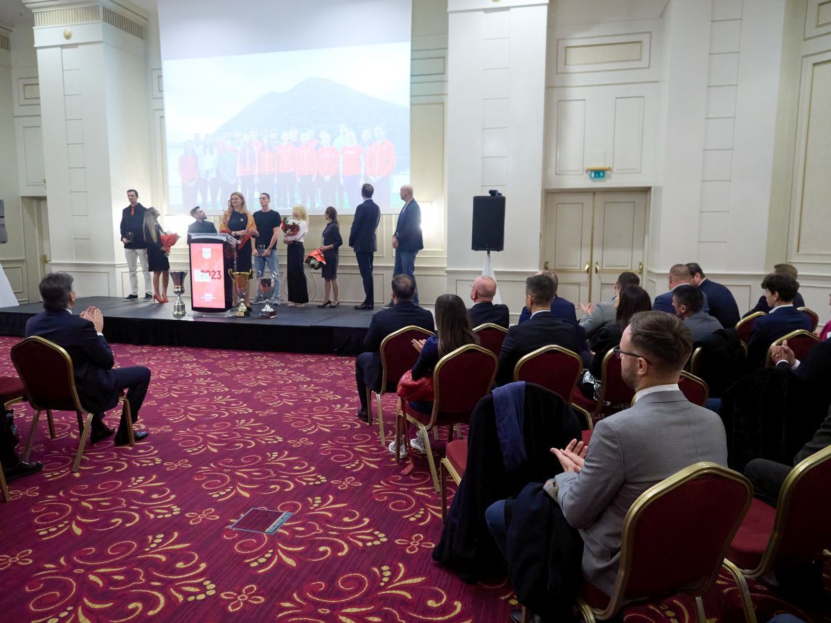 Dinamo și-a premiat sportivii de elită » Imagini spectaculoase de la gala finalului de an + ce au spus Lipă, Covaliu și Lupescu