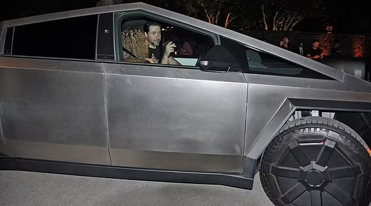 Serena Williams și soțul ei și-au luat mașina-OZN a lui Elon Musk » Primii oameni din lume care au așa ceva