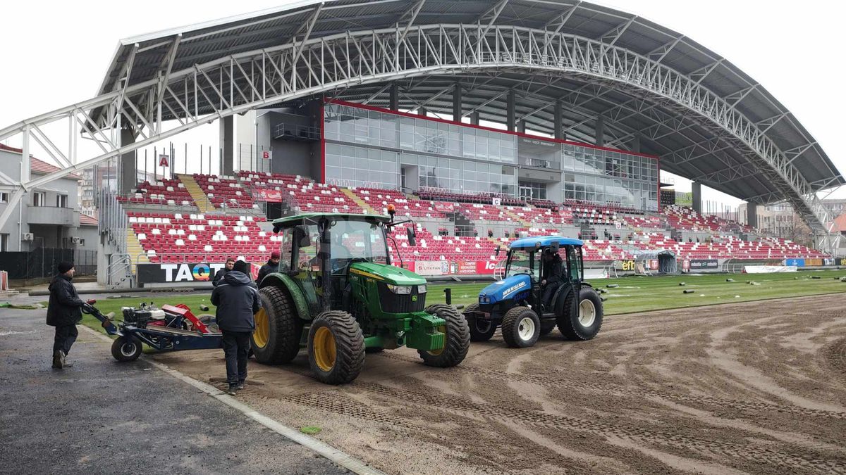 „Verde de Crăciun” » Se montează iarba pe șantierul din Superliga. Costuri totale: 2 milioane de euro