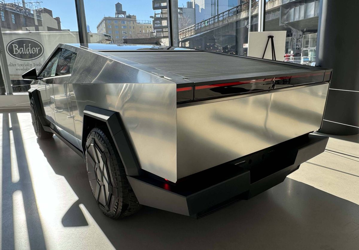 Mașina INTERZISĂ în Europa a fost văzută pe străzile din România » Rumoare în online: „A venit să o încarce la pomul de Crăciun”