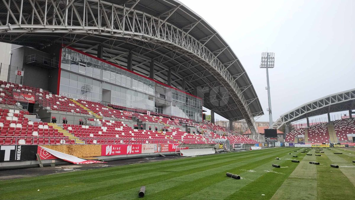 Se montează gazonul pe stadionul din Arad