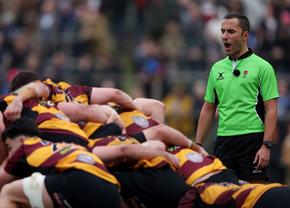 Momente dificile la un meci de rugby din Anglia! Un arbitru a fost lovit de minge și și-a pierdut cunoștința