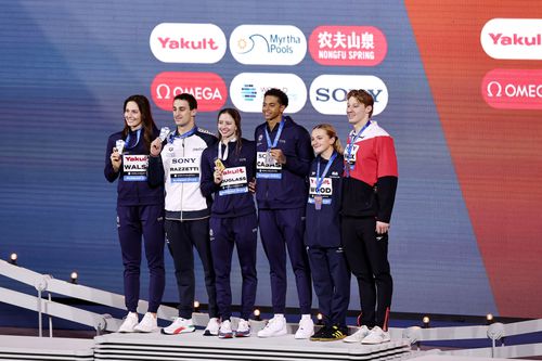 Podiumul feminin și masculin din proba de 200 m mixt FOTO Gulliver/GettyImages