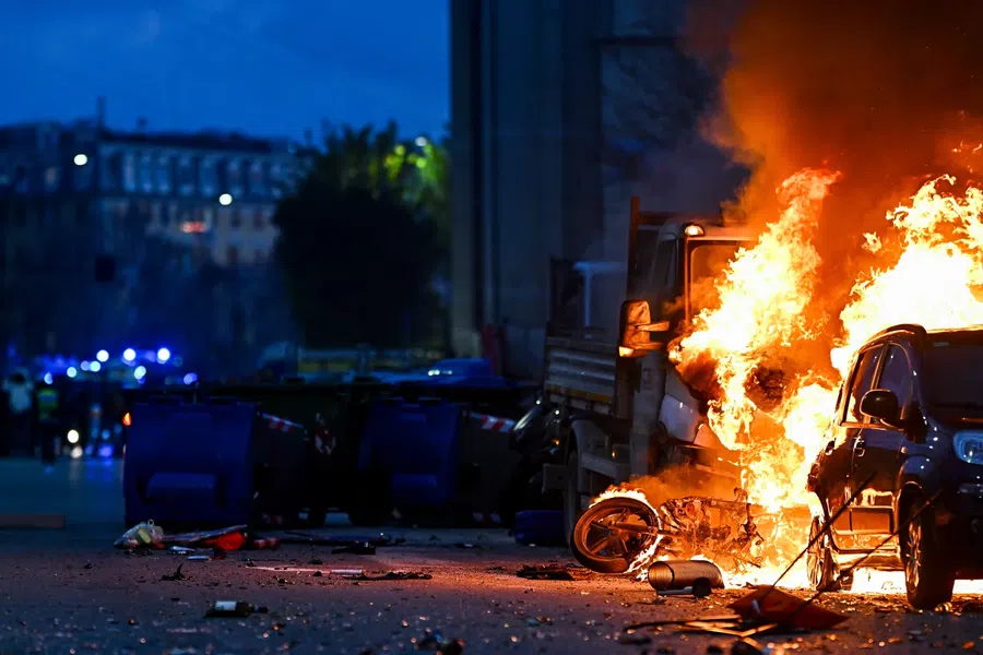 foto: AFP Haos înaintea duelului dintre Inter și echipa lui Dan Șucu! Ciocniri violente, mașini incendiate