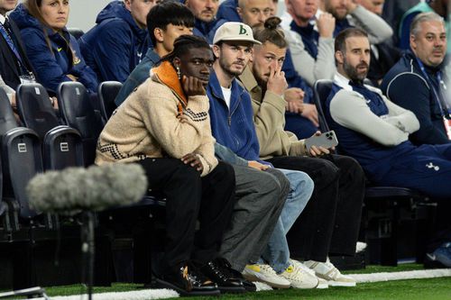 Yves Bissouma, în prim-plan, alături de James Maddison și de Radu Drăgușin, n-a jucat în acest sezon, fiind accidentat / Foto: Imago