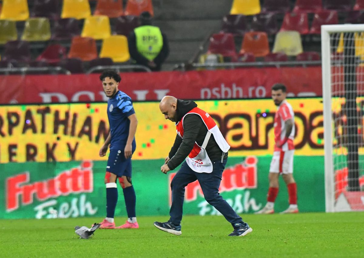 Scene rar văzute în timpul unui meci, la Dinamo - Metaloglobus » „Acum ai grijă ce faci cu el”