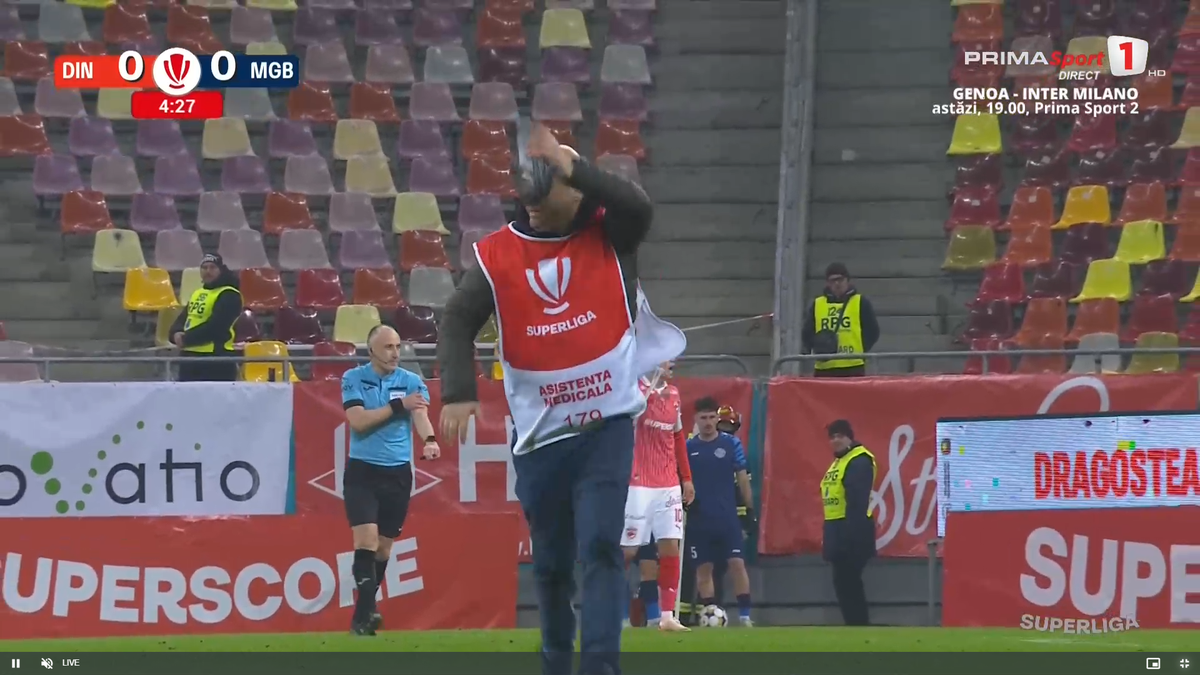 Scene rar văzute în timpul unui meci, la Dinamo - Metaloglobus » „Acum ai grijă ce faci cu el”