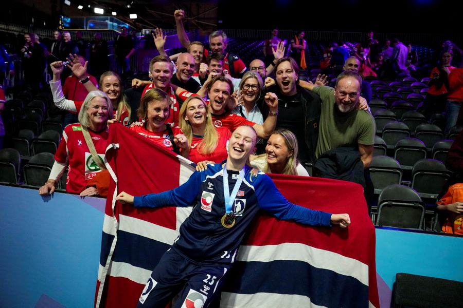 Henny Reistad pozând alături de fanii norvegieni FOTO Imago Iamges Henny Reistad vine la București » Norvegia a anunțat lotul pe care se va baza pentru returul din Euro Cup 2026