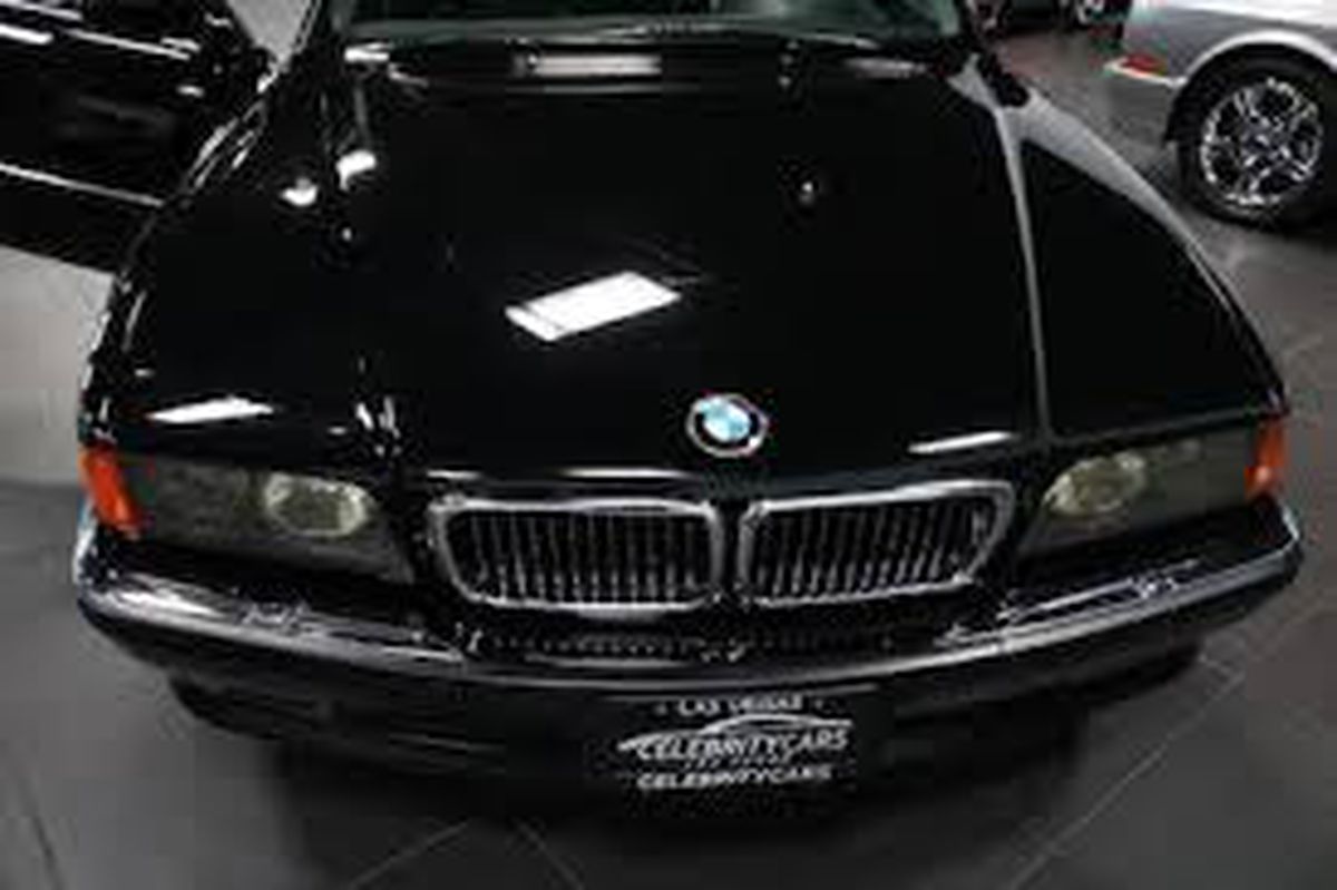 BMW-ul în care a fost împușcat Tupac Shakur a fost scos la vânzare în Las Vegas! Suma GIGANTICĂ cerută