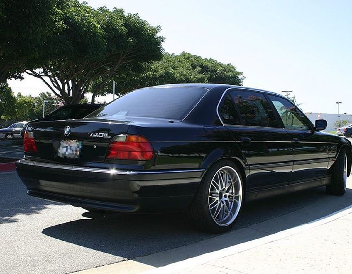 BMW-ul în care a fost împușcat Tupac Shakur a fost scos la vânzare în Las Vegas! Suma GIGANTICĂ cerută