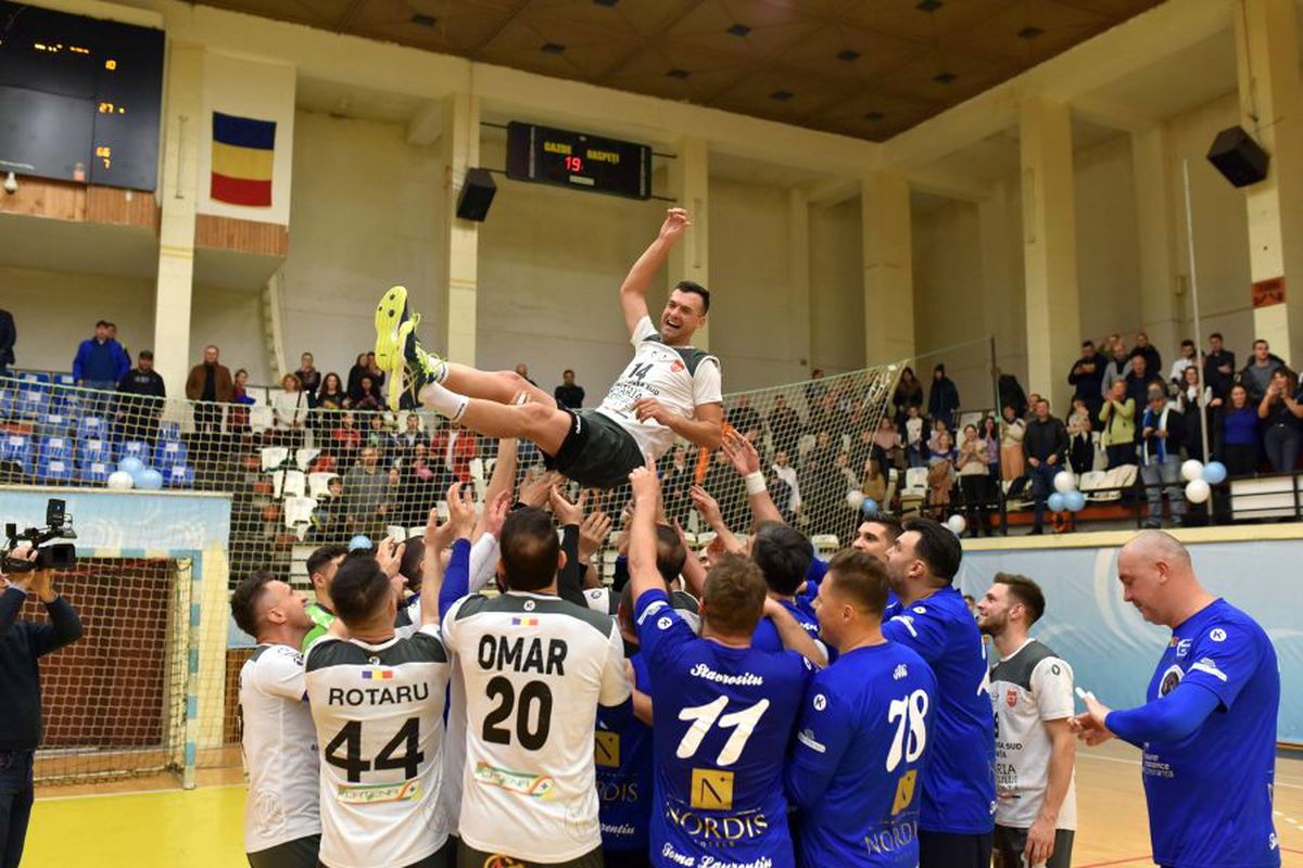 GALERIE FOTO Laurențiu Toma s-a retras » Spectacol de gală la ultimul meci al handbalistului