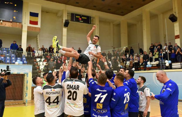 GALERIE FOTO Laurențiu Toma s-a retras » Spectacol de gală la ultimul meci al handbalistului