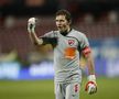 Mihai Eșanu (22 de ani) a impresionat la primul său meci ca titular între buturile „câinilor”, victoria 2-0 cu Hermannstadt, aducând aminte prin atitudine de ultimul goalkeeper campion cu Dinamo.