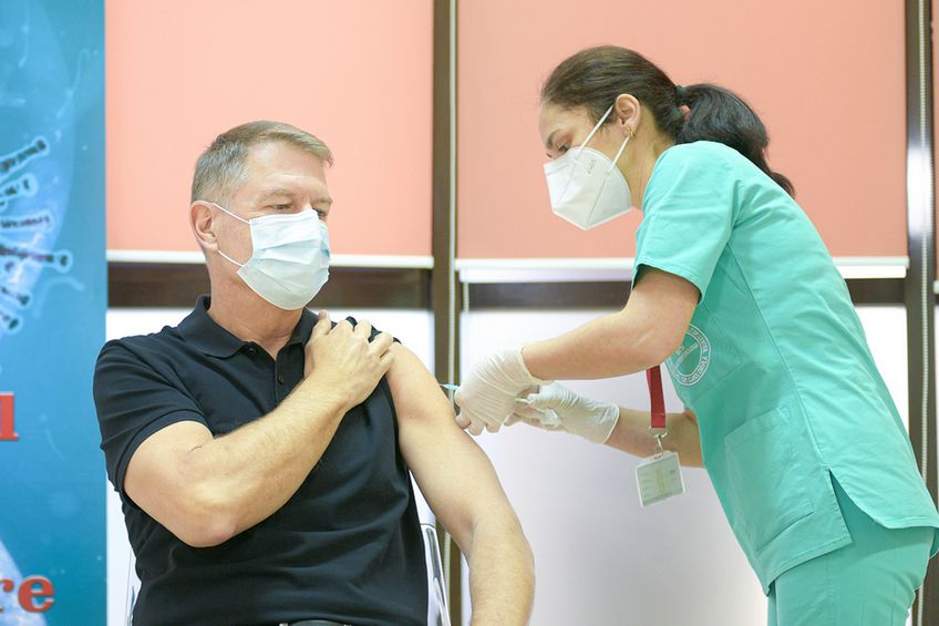 Președintele Klaus Iohannis (61 de ani) a fost vaccinat împotriva Covid-19, astăzi, la Spitalul Militar din București. Momentul a marcat startul celei de-a doua etape de vaccinare, dedicată persoanelor cu grad ridicat de risc.