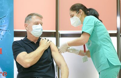 VIDEO Glume în serie pe net, după ce Klaus Iohannis și-a arătat mușchii când a fost vaccinat împotriva Covid-19!