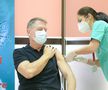 Președintele Klaus Iohannis (61 de ani) a fost vaccinat împotriva Covid-19, astăzi, la Spitalul Militar din București. Momentul a marcat startul celei de-a doua etape de vaccinare, dedicată persoanelor cu grad ridicat de risc.