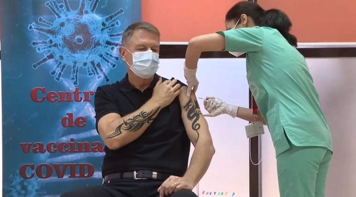 VIDEO Glume în serie pe net, după ce Klaus Iohannis și-a arătat mușchii când a fost vaccinat împotriva Covid-19!