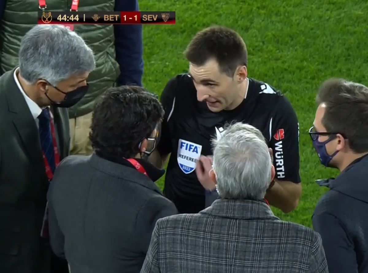 Scandalul continuă la Betis - Sevilla » Antrenorul, acuzat că i-a cerut jucătorului să simuleze că îi este rău!