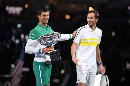 Novak Djokovic și Daniil Medvedev, după finala AO 2021 // FOTO: Imago