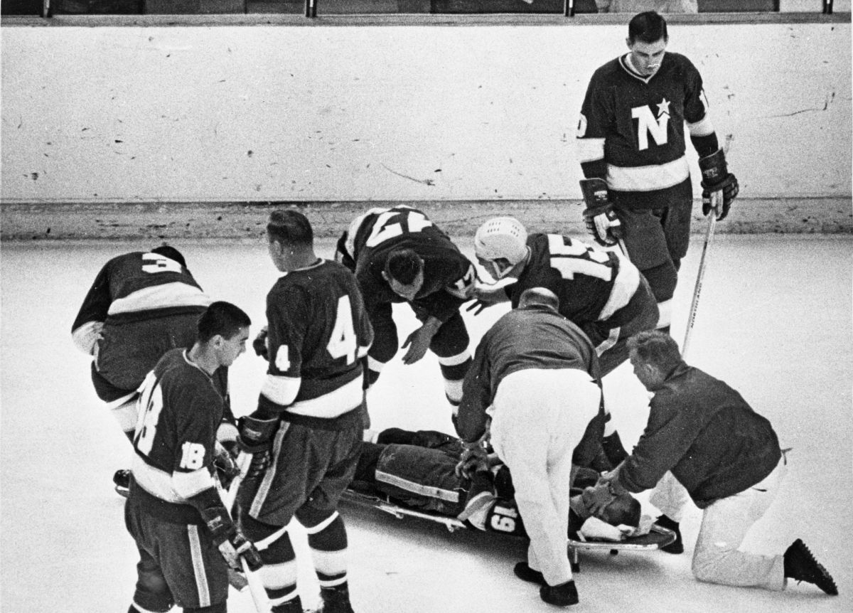54 de ani de la cel mai dramatic moment din istoria NHL, moartea hocheistului rănit pe gheață: „Sângele i-a țâșnit pe nas, pe gură și pe urechi!”