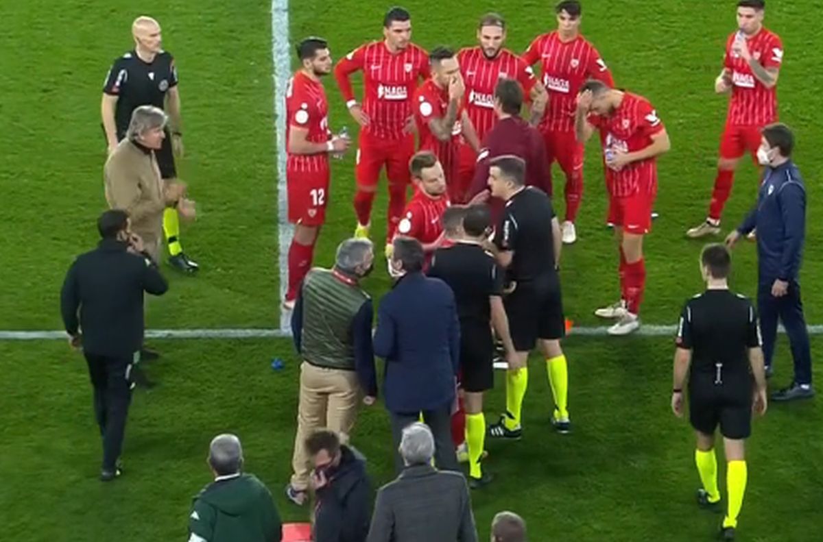 Scandalul continuă la Betis - Sevilla » Antrenorul, acuzat că i-a cerut jucătorului să simuleze că îi este rău!