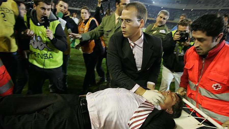 Juande Ramos, lovit de o sticlă în 2007 Derbi Sevillano, SUSPENDAT! Fekir a înscris din corner, apoi un jucător a fost lovit în cap cu un obiect aruncat din tribune, iar meciul oprit!