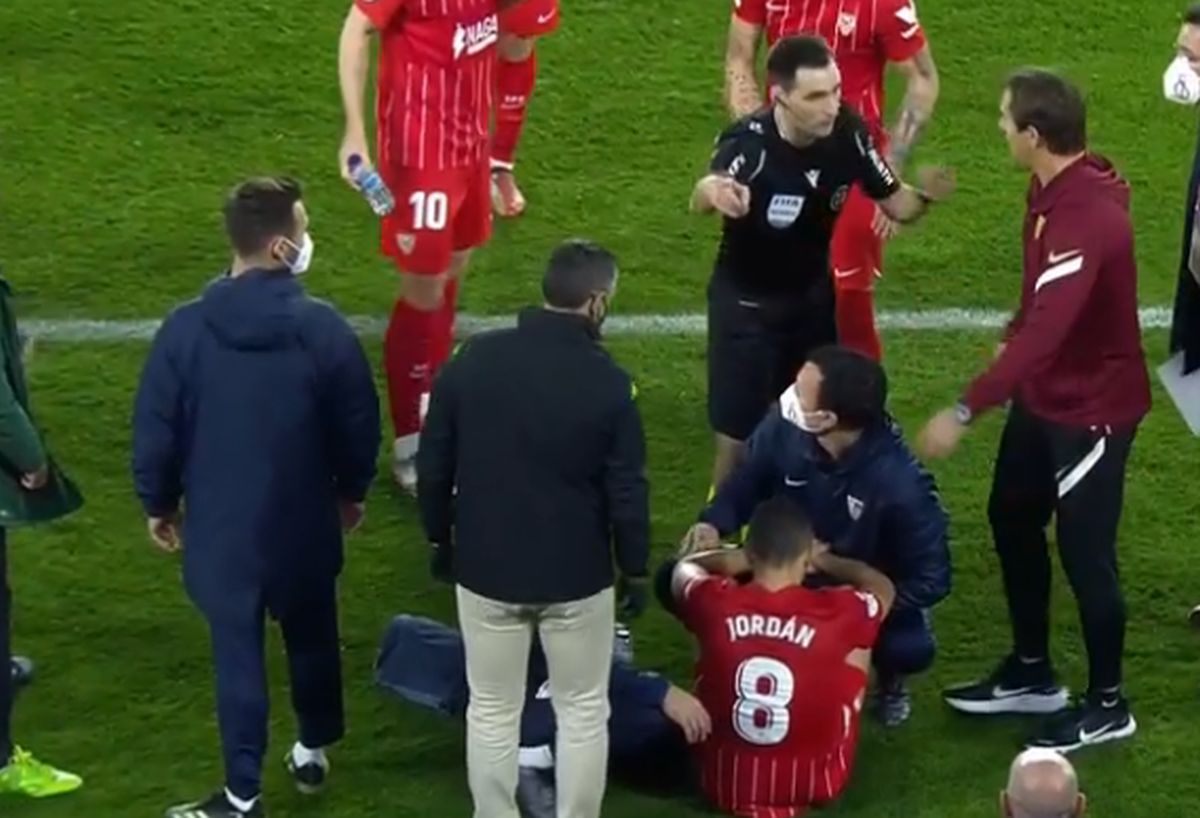 Scandalul continuă la Betis - Sevilla » Antrenorul, acuzat că i-a cerut jucătorului să simuleze că îi este rău!